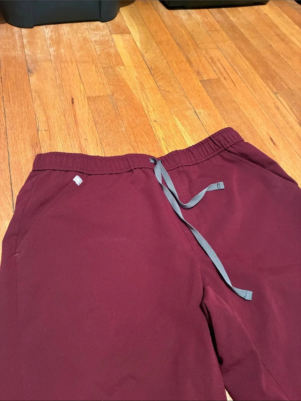 Figs Tansen Jogger Scrub Pants in Burgundy, Men’s size Large
